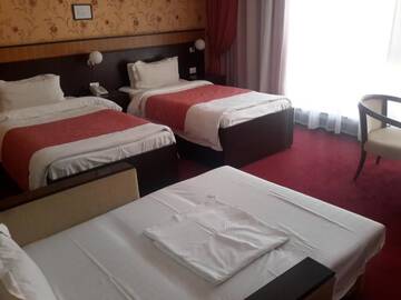 Фото номера Трехместный номер с видом на город Отель Alp Inn Отель г. Баку 2