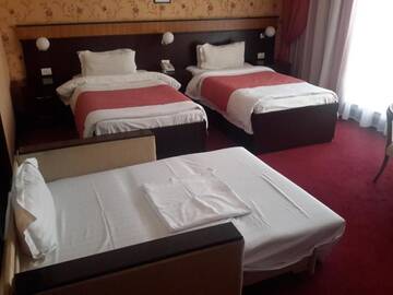 Фото номера Трехместный номер с видом на город Отель Alp Inn Отель г. Баку 3