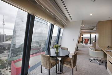 Фото номера Люкс «Фэйрмонт Голд» с 1 спальней и видом на город Отель Fairmont Baku, Flame Towers г. Баку 5