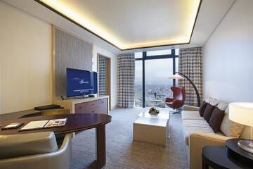 Фото номера Фирменный люкс «Фэйрмонт Голд» с видом на море Отель Fairmont Baku, Flame Towers г. Баку 2