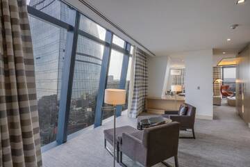 Фото номера Люкс «Фэйрмонт Голд» с 1 спальней и видом на город Отель Fairmont Baku, Flame Towers г. Баку 4