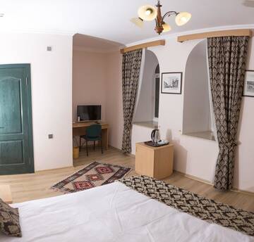 Фото номера Стандартный трехместный номер Отель City Walls Hotel г. Баку 2