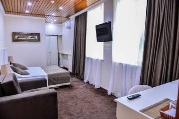 Фото номера Стандартный трехместный номер Отель East Legend Hotel г. Баку 4