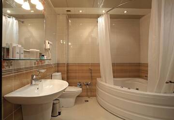 Фото номера Двухместный номер Делюкс с 1 кроватью Отель Days Hotel By Wyndham Baku г. Баку 5