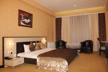 Фото номера Двухместный номер Делюкс с 1 кроватью Отель Days Hotel By Wyndham Baku г. Баку 3