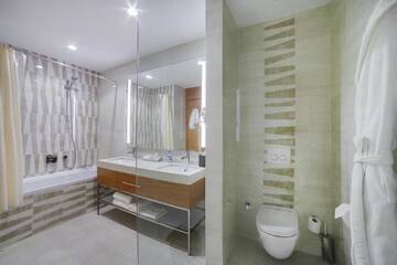 Фото номера Люкс с кроватью размера &quot;king-size&quot; и диваном, для некурящих. Отель Holiday Inn Baku г. Баку 5