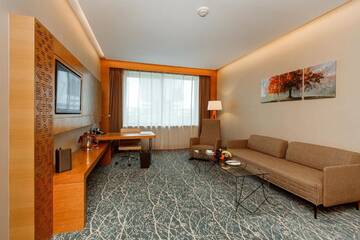 Фото номера Люкс с кроватью размера &quot;king-size&quot; и диваном, для некурящих. Отель Holiday Inn Baku г. Баку 6