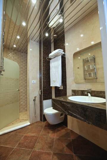 Фото номера Двухместный номер Делюкс с 1 кроватью Отель Old Street Boutique Hotel г. Баку 8