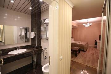 Фото номера Двухместный номер «Комфорт» с 1 кроватью, вид на море Отель Old Street Boutique Hotel г. Баку 8