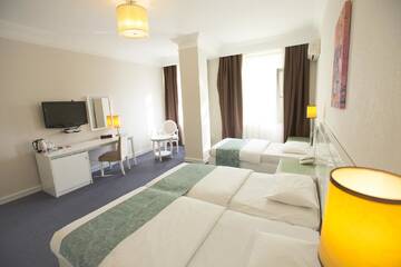 Фото номера Трехместный номер Отель Amber Hotel г. Баку 5