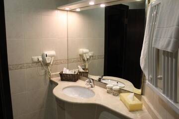 Фото номера Вилла с 2 спальнями Отель Astoria Hotel г. Баку 8