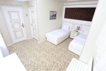 Фото номера Стандартный двухместный номер с 2 отдельными кроватями Отель Opera Hotel г. Баку 2