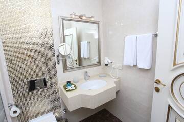 Фото номера Стандартный двухместный номер с 1 кроватью Отель Opera Hotel г. Баку 2