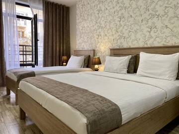 Фото номера Стандартный трехместный номер Отель Nizami Street Hotel г. Баку 2
