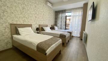 Фото номера Стандартный трехместный номер Отель Nizami Street Hotel г. Баку 3