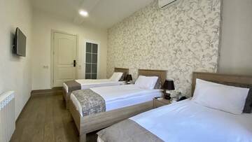 Фото номера Стандартный трехместный номер Отель Nizami Street Hotel г. Баку 4