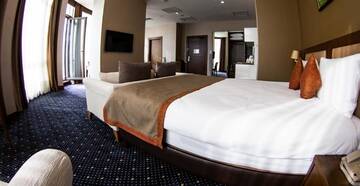 Фото номера Представительский номер с кроватью размера «king-size» Отель Staybridge Suites Baku г. Баку 2