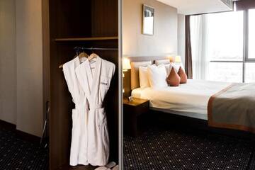 Фото номера Представительский номер с кроватью размера «king-size» Отель Staybridge Suites Baku г. Баку 3