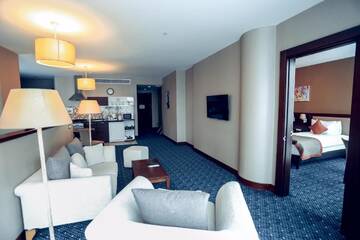 Фото номера Люкс с 1 спальней и кроватью размера «king-size» Отель Staybridge Suites Baku г. Баку 2