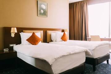 Фото номера Двухместный номер Делюкс с 2 отдельными кроватями Отель Staybridge Suites Baku г. Баку 2