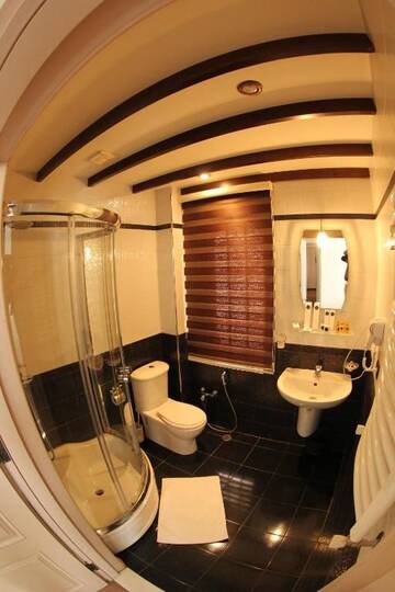 Фото номера Двухместный номер Делюкс с 1 кроватью и балконом Отель Deniz Inn Boutique Hotel г. Баку 25