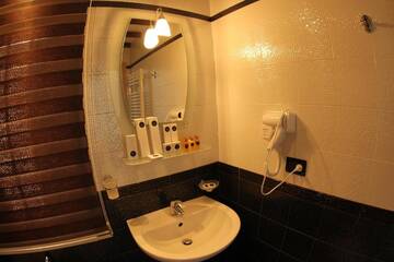 Фото номера Двухместный номер Делюкс с 1 кроватью и балконом Отель Deniz Inn Boutique Hotel г. Баку 27