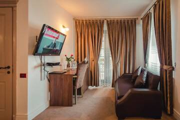 Фото номера Двухместный номер Делюкс с 1 кроватью и балконом Отель Deniz Inn Boutique Hotel г. Баку 10