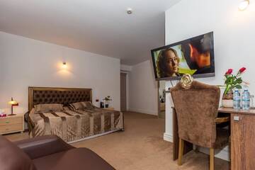 Фото номера Двухместный номер Делюкс с 1 кроватью и балконом Отель Deniz Inn Boutique Hotel г. Баку 5