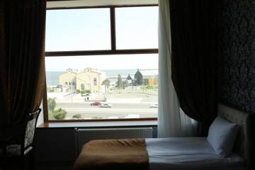 Фото номера Стандартный трехместный номер с видом на море Отель Sea Park Hotel г. Баку 10