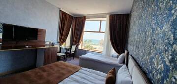 Фото номера Стандартный трехместный номер с видом на море Отель Sea Park Hotel г. Баку 4