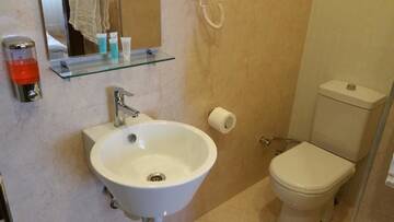 Фото номера Двухместный номер Делюкс с 2 отдельными кроватями Отель Baku Sea View Hotel г. Баку 8