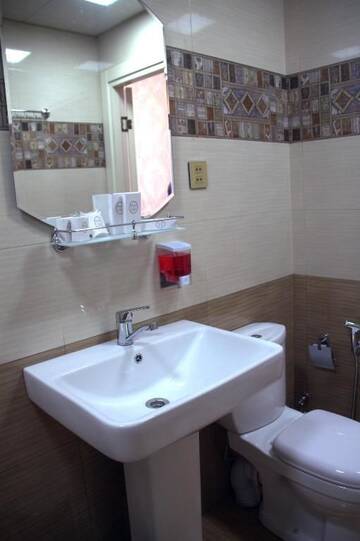 Фото номера Стандартный номер с кроватью размера &quot;queen-size&quot; Гостевой дом Damla Guest House г. Баку 19