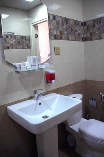 Фото номера Стандартный номер с кроватью размера &quot;queen-size&quot; Гостевой дом Damla Guest House г. Баку 6