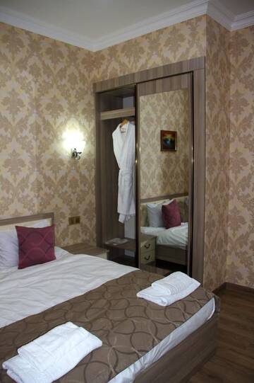 Фото номера Стандартный номер с кроватью размера &quot;queen-size&quot; Гостевой дом Damla Guest House г. Баку 9