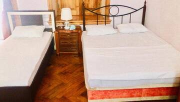 Фото номера Семейный номер с балконом Хостелы The Punjab Residency г. Баку 3