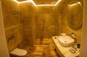 Фото номера Стандартный трехместный номер Отель Parkway Inn Hotel &amp; Spa г. Баку 4