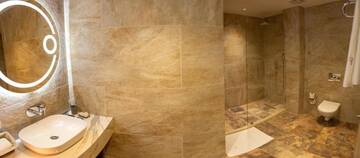Фото номера Стандартный двухместный номер с 1 кроватью Отель Parkway Inn Hotel &amp; Spa г. Баку 7