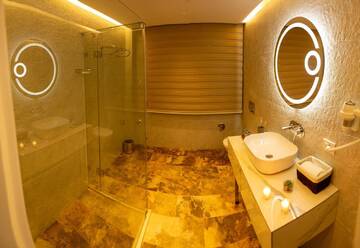 Фото номера Семейный номер с балконом Отель Parkway Inn Hotel &amp; Spa г. Баку 5