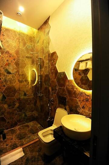 Фото номера Улучшенный двухместный номер с 1 кроватью Отель Renaissance Boutique г. Баку 3
