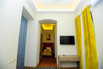 Фото номера Трехместный номер «Комфорт» Отель Renaissance Boutique г. Баку 6