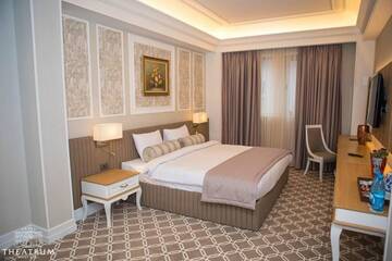 Фото номера Улучшенный номер с кроватью размера «king-size» Отель Theatrum Hotel Baku г. Баку 2