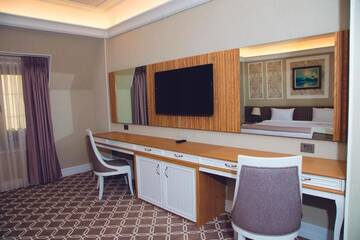 Фото номера Номер Делюкс с кроватью размера «king-size» Отель Theatrum Hotel Baku г. Баку 8