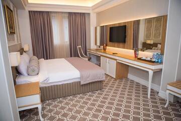 Фото номера Улучшенный номер с кроватью размера «king-size» Отель Theatrum Hotel Baku г. Баку 3
