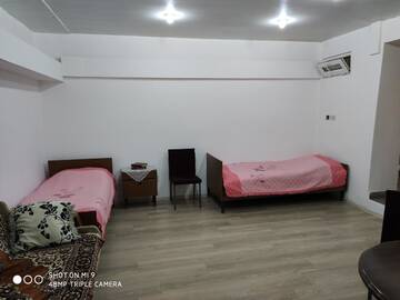 Фото номера Стандартный номер с 2 односпальными кроватями и диваном Хостелы EURO HOSTEL BAKU г. Баку 2