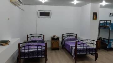Фото номера Улучшенный четырехместный номер Хостелы EURO HOSTEL BAKU г. Баку 8