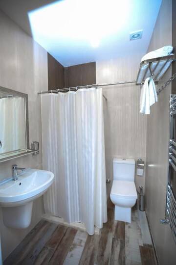 Фото номера Номер Делюкс (для 2 взрослых и 1 ребенка) Хостелы Alfa Hotel &amp; Hostel г. Баку 3