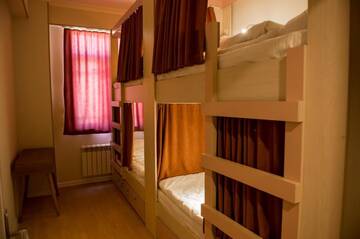 Фото номера Кровать в общем 6-местном номере Хостелы Alfa Hotel &amp; Hostel г. Баку 4