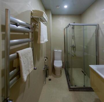 Фото номера Стандартный трехместный номер Отель Nardin Hotel г. Баку 7